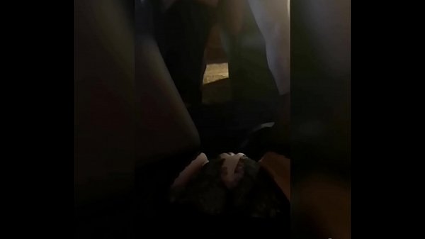 הייס מדזשם. מאַן פאַקס כאַווערטע אין פראָנט פון זיין פרוי. די װײַבס לאָך װערט נאַס, אירע שמוציקע פֿאַנטאַזיעס בלײַבן נאָר דעם מוח