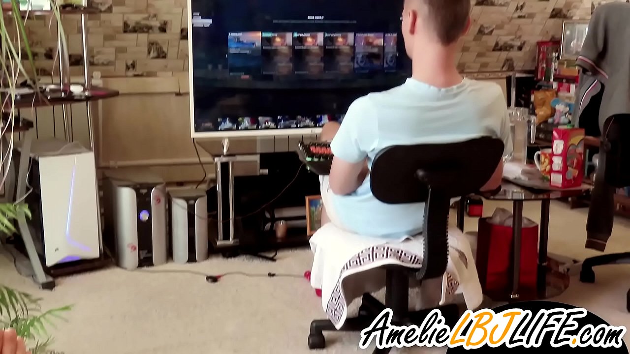 מיידל מאַסטערבייץ מיט געשלעכט צאַצקע פֿאַר בויפרענד צו שפּילן קאָמפּיוטער שפּילערייַ