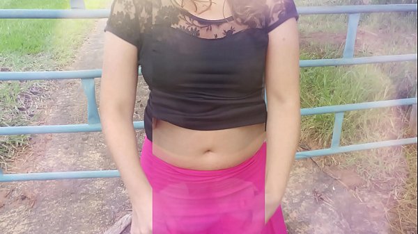 פּלייַינג אויף דער פאַרם, אַ פאַקטיש הויז פרוי, הור הור און איר קאַקאָלד מאַן אין די ווילד