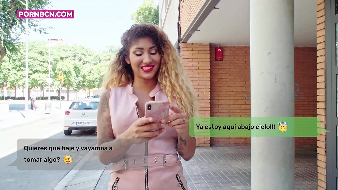 ומגעטרייַ פרוי וועגן צו באַרען איר יונג ליבהאָבער שווער בשעת איר מאַן אַרבעט. לאַטינאַ מיט טיץ און אַ גרויס טאָכעס. ווענוס אַפראָדיטע.