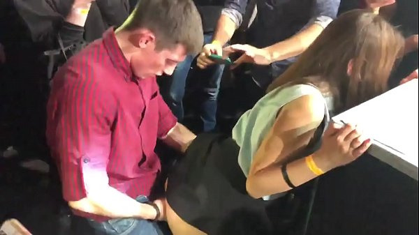 פאַקטיש געשלעכט אין אַ רוסיש נייטקלאַב. 18-יאָר-אַלט רוסיש מיידל אין די אַנוס און וואַגינע פאַקט אין אַ נייטקלאַב